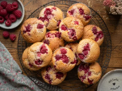 Himbeer Muffins Rezept – frisch gebackene Muffins mit ganzen Himbeeren auf einem Kuchengitter